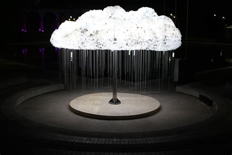 Le Chant des Nuages Lumineux - Une Odyssée Sculpturale à Travers la Pierre!