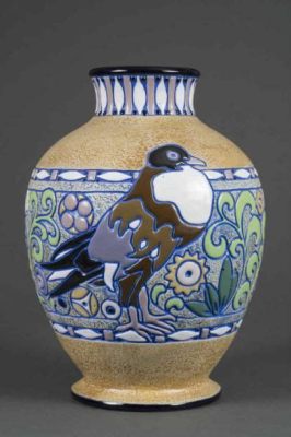  Le Vase à l'oiseau stylisé : un hommage à la nature et aux ancêtres !