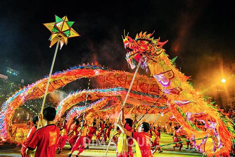 Le Dragon dansant d'un maître vietnamien: Un spectacle vibrant et mystique des dieux!