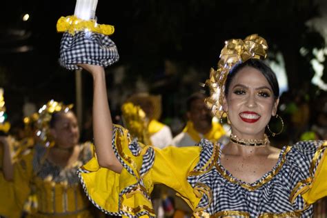  La Guacherna : Une Explosion de Couleurs Vibrantes et une Symphonie d'Émotions