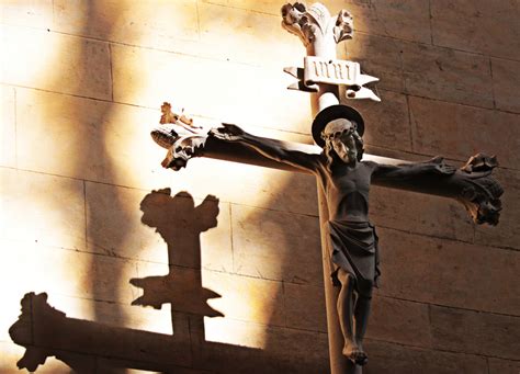 La Mise en scène de la Crucifixion: Réflexions sur la symbolique et le drame pictural!