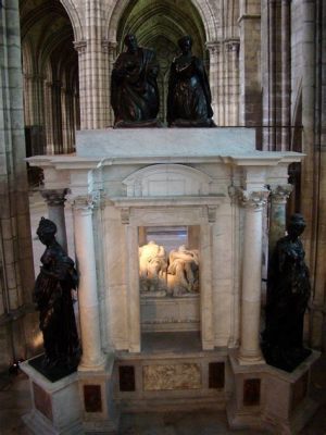 Le Mausolée de Henri II :  Un Monument Royal aux Proportions Épics et un Héritage Sculptural Magnifique !