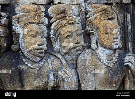   Le Relief du Borobudur ? Une Épopée Sculpturale en Sandstone Volcanique !