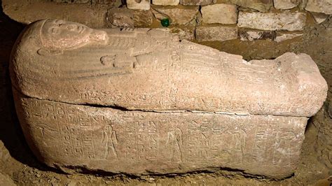 Le Sarcophage de Saint-Pierre: Un Monument Funéraire aux Dimensions Cosmiques!