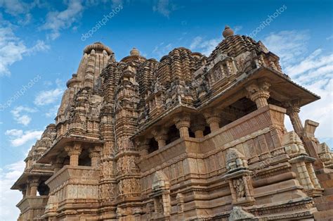 Le Temple de Vishvanatha à Khajuraho! Un Trésor Sculpté d’Éros Divin et de Mystères Spirituels!