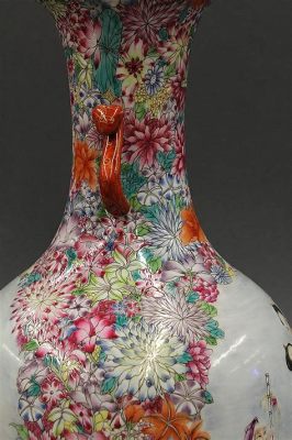  Le Vase aux Mille Fleurs : Un Trio d'Émotions dans la Céramique du VIIIe Siècle !